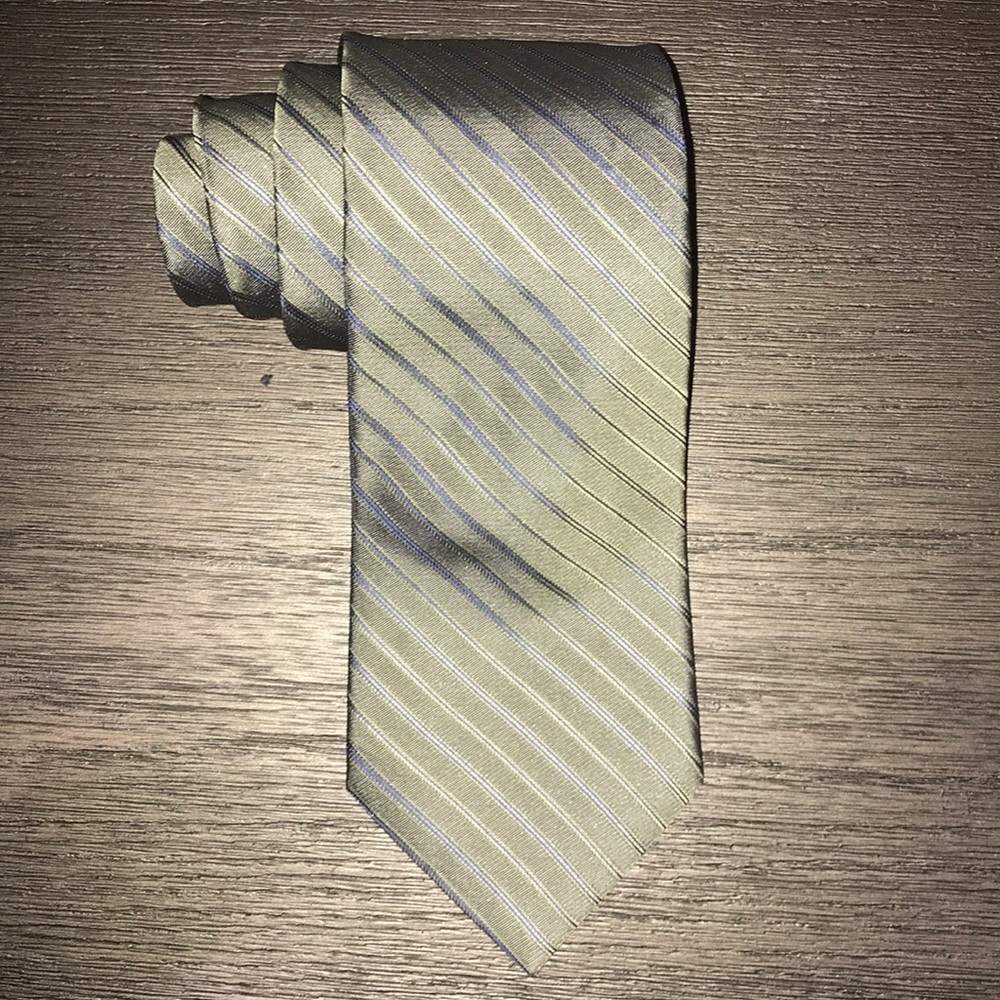 Men’s tie. Green linear stripe.